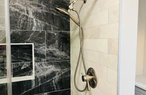 Walk to Dining Breweries and Shops Plus New Hot Tub - Foto 19