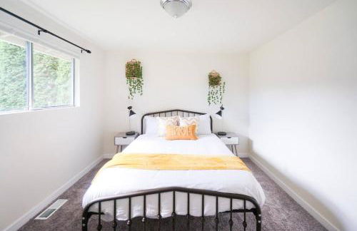 Beautiful Light-filled Farmhouse w swing & slide - Foto 37