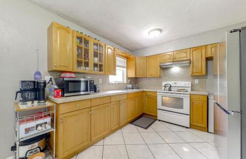 Fenced-In Yard Home 3 Mi to Hard Rock Stadium! - Photo 4