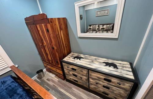 Cubs Den - Hot Tub- Walk to Lake- Fire Pit - Kayaks - Foto 19