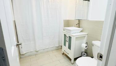 Modern Comfort 2BR Haven shared with the host - Foto 5, Shower