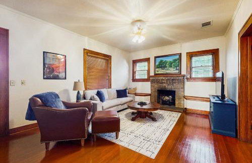 Walkable 1900s Home with Porch in Downtown Buda - Foto 2