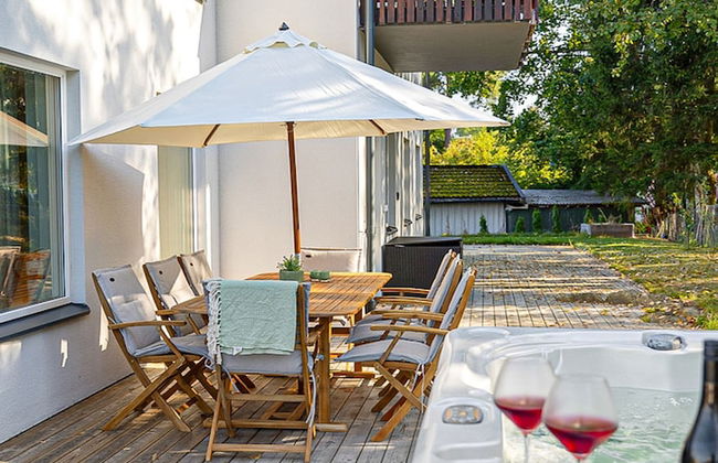 Modern Villa With Jacuzzi - Photo 13