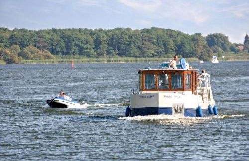 Vintage Houseboats at Malchin Harbor by Kuhnle-Tours - Foto 24