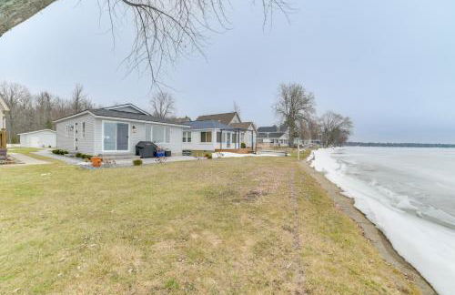 Bright Houghton Lake Home with Boat Dock and Fire Pit - Foto 23