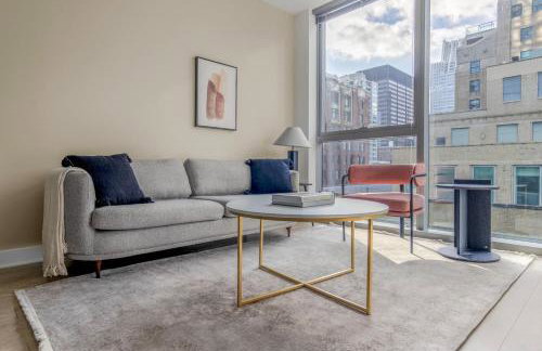 Loop jr 1br w game room nr park riverwalk CHI-1013 - Photo 1