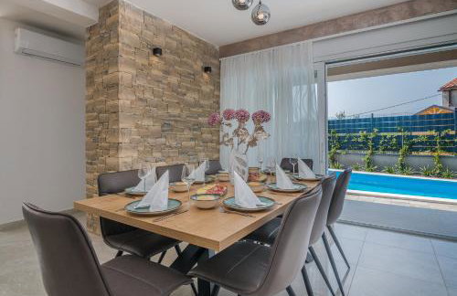 Villa with nice pool, luxuriously furnished, quiet area - by TRAVELER tourist agency Krk ID2389 - Foto 26