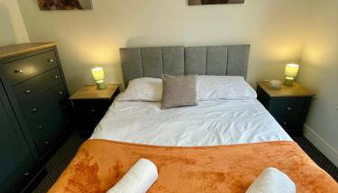 Spacious 3 Bed Home with Free Parking - Photo 4