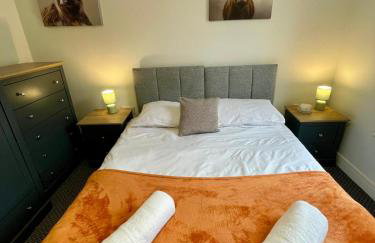 Spacious 3 Bed Home with Free Parking - Photo 4
