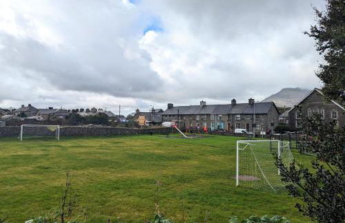 Cheerful Snowdonia cottage,garden snug, mountain views, sleeps 4, near zip world - Foto 35