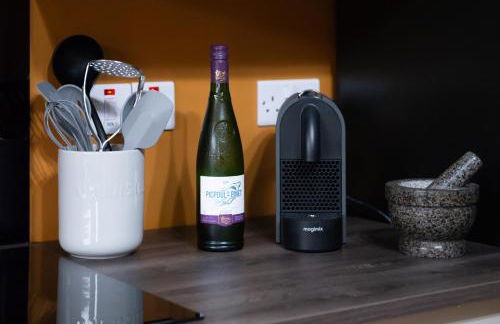 Central 3-Bedroom House Sleeps 5 with Parking - Foto 34