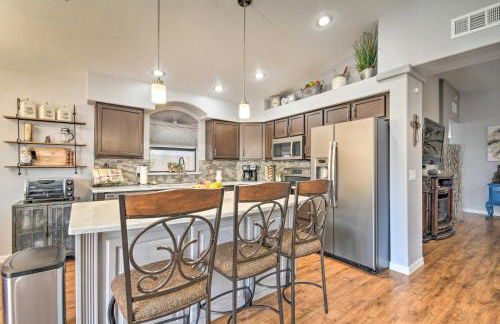 Patio and Grilling Station Family Home in Glendale - Foto 12