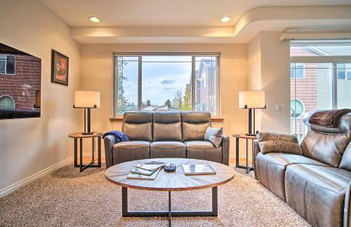 Sleek Escape with Balcony Less Than 1 Mi to 5th Avenue! - Photo 4