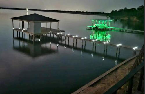 Lakefront Cottage with Hot Tub & Sunset Views - Foto 7