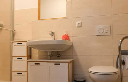 Freundliche Wohnung mit Parkplatz und Terrasse - Foto 9