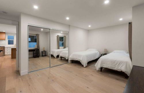 Spacious Modern Home with Rooftop & Private Backyard - Foto 33