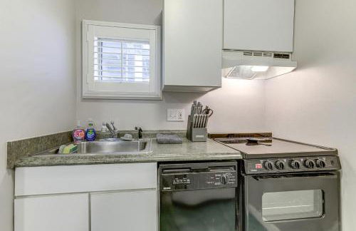 Golf Course Views and Pool Access! Norwich Studio - Foto 8