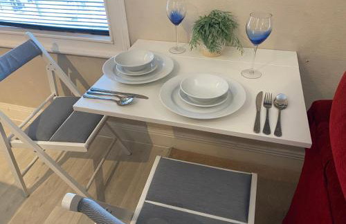 Bedford Contractor Base Sleeps 3 Secure Van Parking Fast WiFi - Foto 10