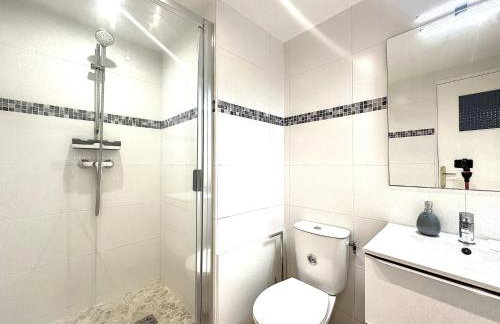 Superbe appartement avec terrasse centre-ville et plage à 5 min - Photo 7
