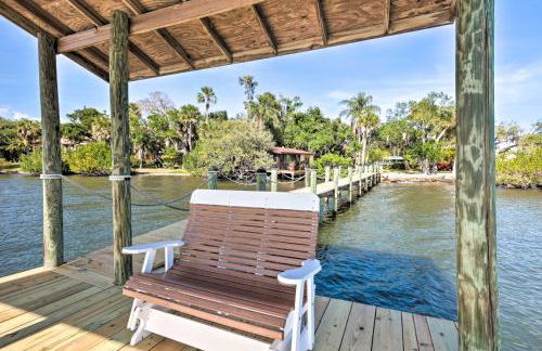 Riverfront Merritt Island Bungalow with Dock and Deck - Foto 21