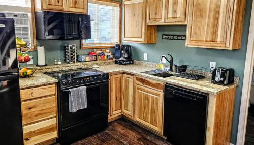 Private Cabin- Breakfast - Double Tub - 75in TV - SUP - Washer Dryer - BBQ - Foto 4