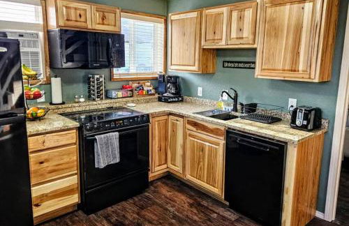 Private Cabin- Breakfast - Double Tub - 75in TV - SUP - Washer Dryer - BBQ - Photo 4