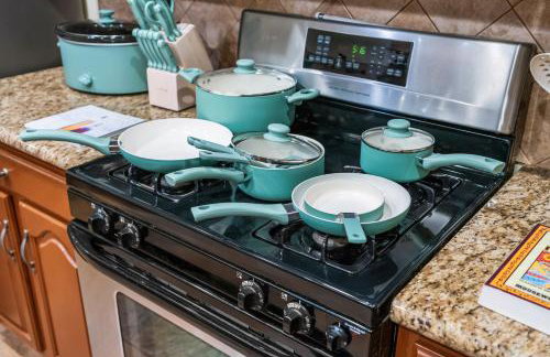 Entire Private Home with 4 Bedrooms, Pool, Hot Tub, King Bed, Garage, Available Now - Foto 80