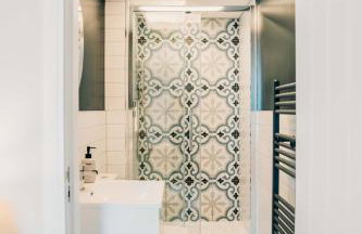 Stylish 2 Bed City Centre Apartment with Parking - Photo 27