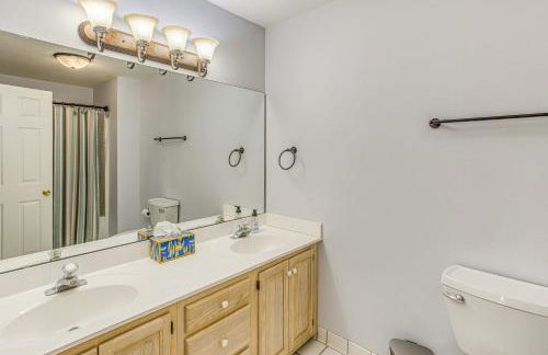 Marina and Pool Roomy Golf-View Home in Southport - Foto 17