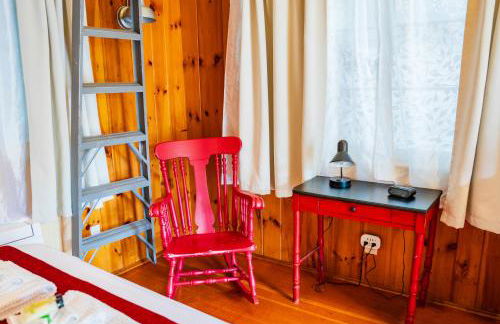 Cottage 5-6 - 2 Bedroom 1 Bath End Unit with Kitchenette Private Courtyard Pet Friendly fee applies - Photo 7