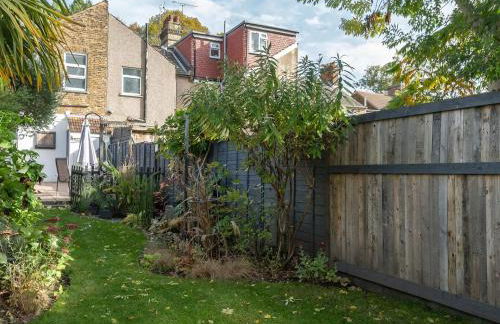 "FurnishedRentals Direct" WiggenHouse Stylish 3 Bedroom house Sleeps 8 with Free Parking, 2 Bathrooms, near to Watford High Street and Watford Football Stadium, Suitable for visiting Harry Potter Warner Bros Studio and London - Photo 22