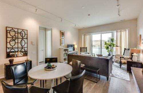 Designer 3BR with Balcony & Elevator on Clark! apts - Photo 7