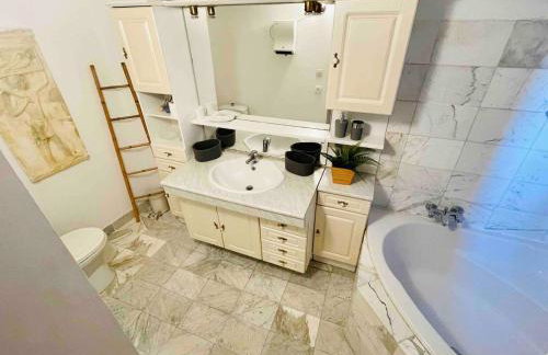 Small Provencal Castle with Swimming Pool, Tennis, Gym & Calm - Foto 39