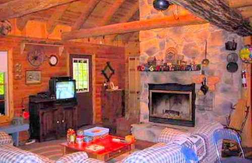 Spacious and Rustic Cabin Rental in the Woods near Catoctin Mountain Park, Maryland - Foto 2