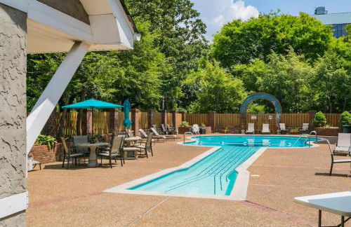 Home to the Stars on Music Row with Pool and Free Parking - Foto 31