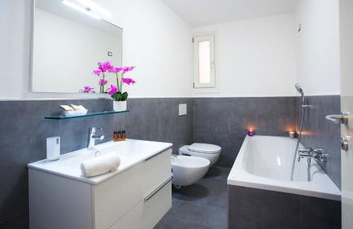 Sala Comacina Residence Apartment 5 - Sleeps up to 10 by Italian Apartments - Foto 13