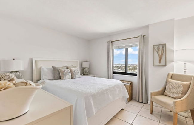 Top Floor Oceanfront Condo w Pool Beach Access - Foto 17