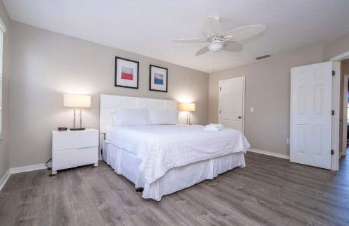 4BR Lakefront - Themed Rooms - Pool & BBQ! - Foto 61