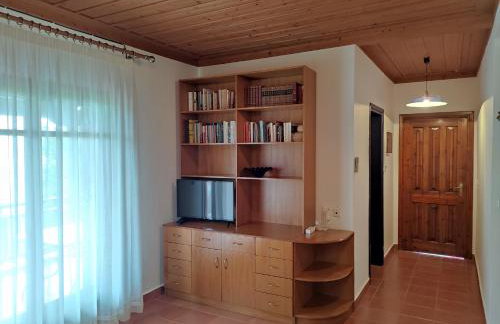 Bright, Beachfront Apartment with free parking and garden - Photo 7
