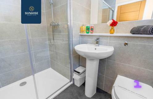 L1 - INVOICE and REDUCED PRICE only via SUNRISE SHORT LETS DUNDEE, Large 4 Bedroom House with 6 Beds and 3 bathrooms, TVs in each room, Free Parking, Fully Equipped, Local Amenities, Easy Ring Road Access, Special Rates and ONLY 9 Mins to STANNERGATE Port - Foto 26