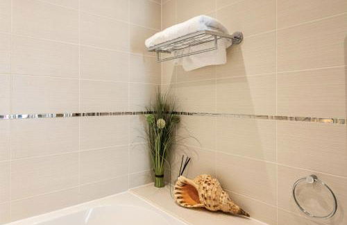 Modern contemporary home in beautiful setting - Foto 58