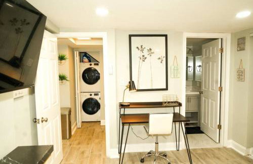 Modern 1BR Unit with Free Parking Walk to Metro - Foto 4