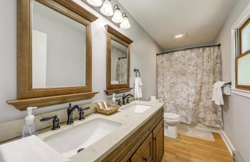 Creek View and Hot Tub Woodsy Maggie Valley Cottage - Foto 19