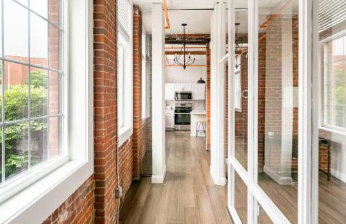 Jennifer's Historic Loft Glass Bedroom - Foto 11