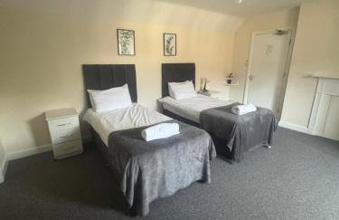 Large 4 Bedroom Sleeps 8, Spacious Apartment for Contractors and Holidays near Bedford Centre - 1 FREE PARKING SPACE & FREE WIFI - Foto 21