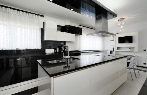 Deluxe 4BDR House W/ Pool by LovelyStay - Photo 38