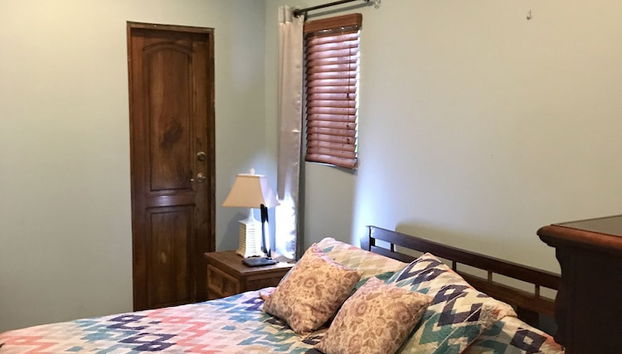 Casa Suenos: Iconic 4BR Home with Private Pool by RedAwning - Foto 4, Habitación