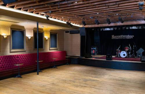 Luxe Treehouse Apt•Walk to Town•King Bed•Sleeps 4 - Foto 28