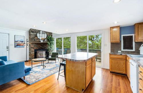 Hot Tub, Wraparound Deck, & WiFi at Chalet Cabin - Foto 5