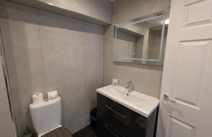 Large Modern House With Private Parking - Photo 56